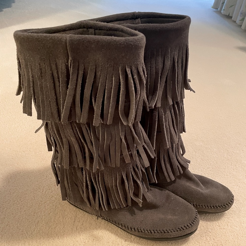 Minnetonka Moccasin 3-Layer Fringe Boot, Grey, 7